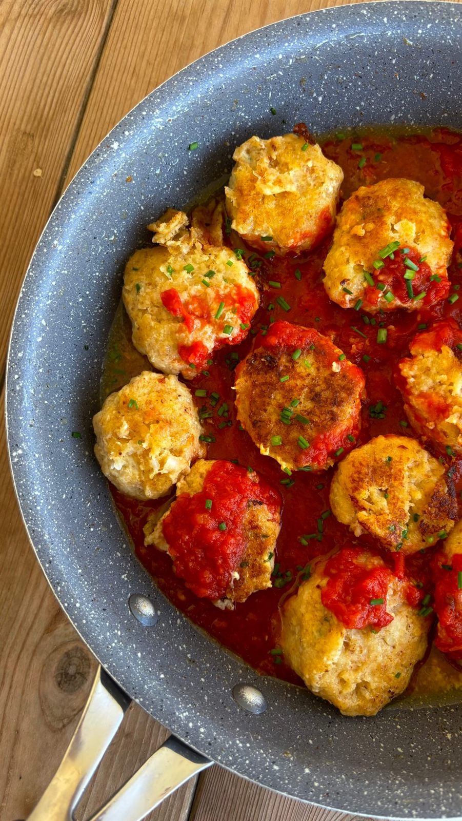 Boulettes de cabillaud aux épices, sauce tomate & polenta