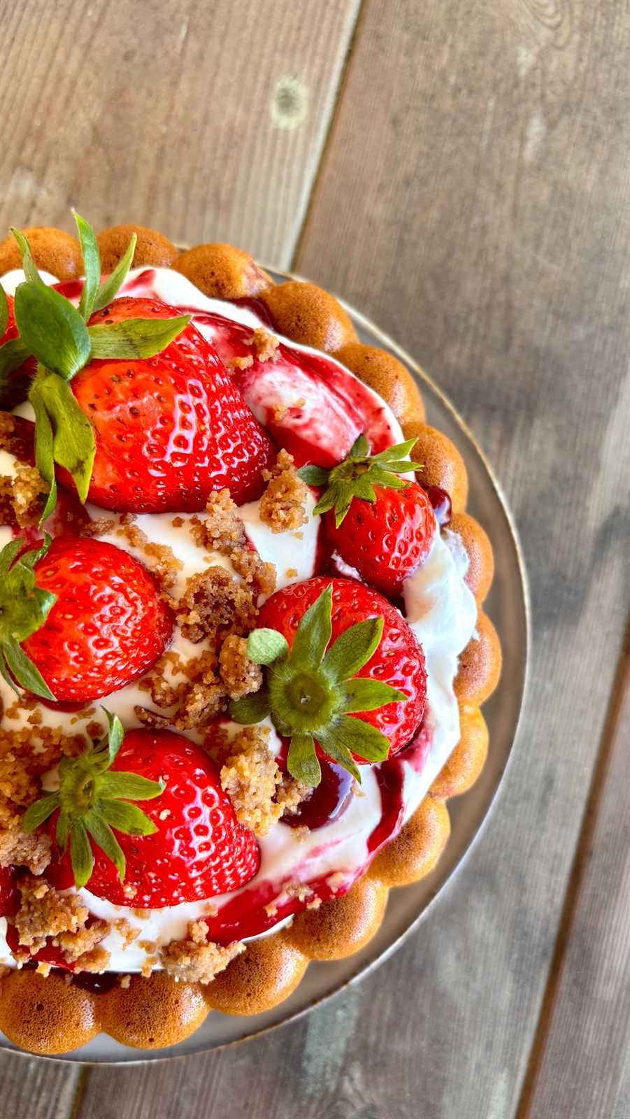 Gâteau au yaourt vanille & fraises, chantilly mascarpone et crumble