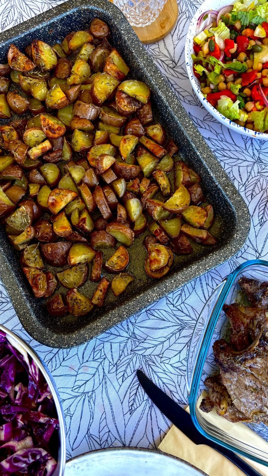 Grande assiette à partager : côtelettes d'agneau, pommes de terre rôties & salades