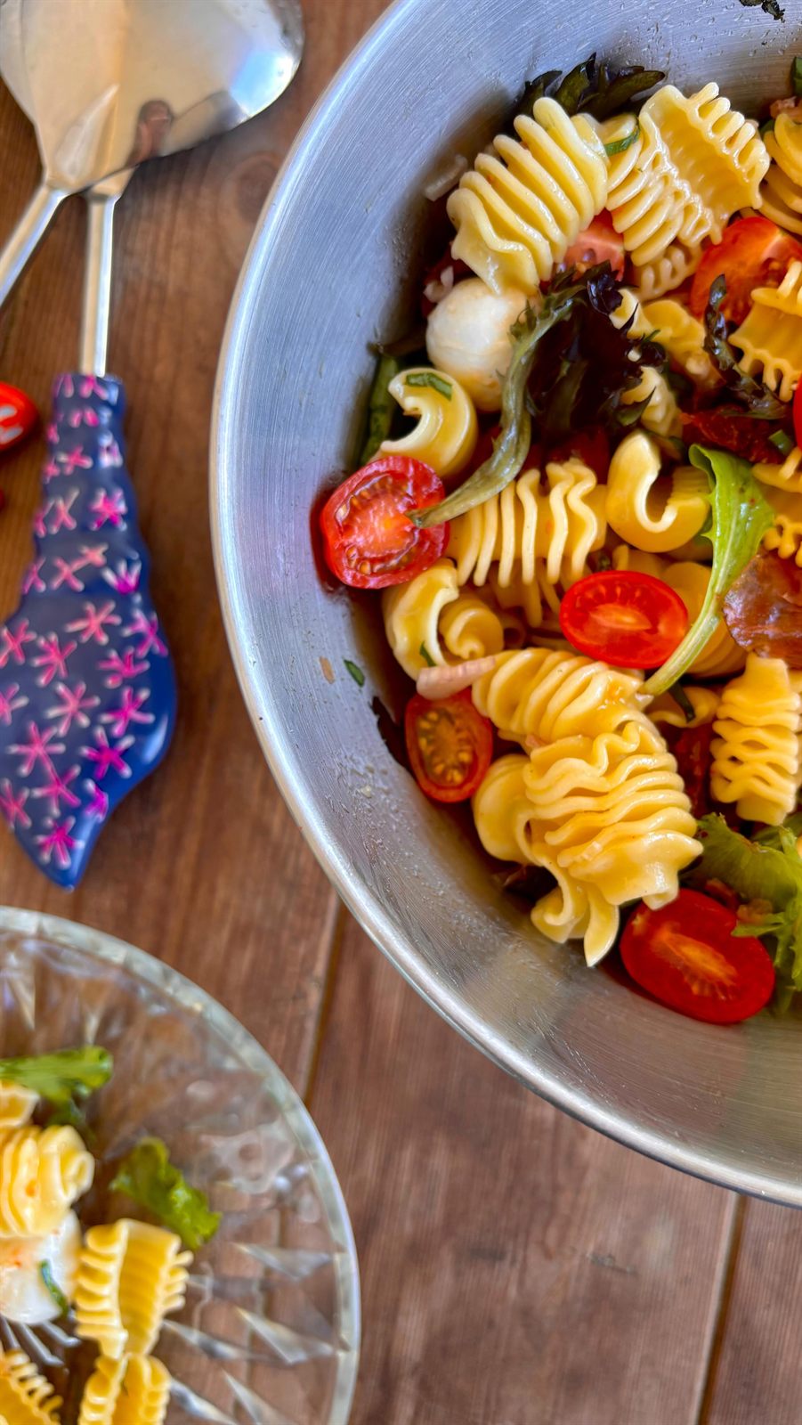Pasta salade speck, mozzarella & tomates