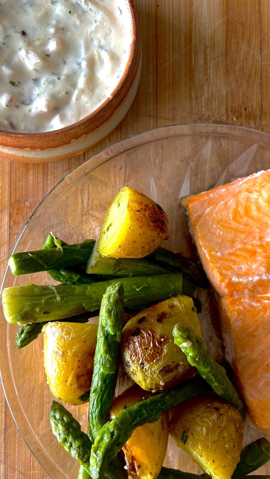 Pavé de truite, pommes de terre dorées & asperges, sauce crémeuse