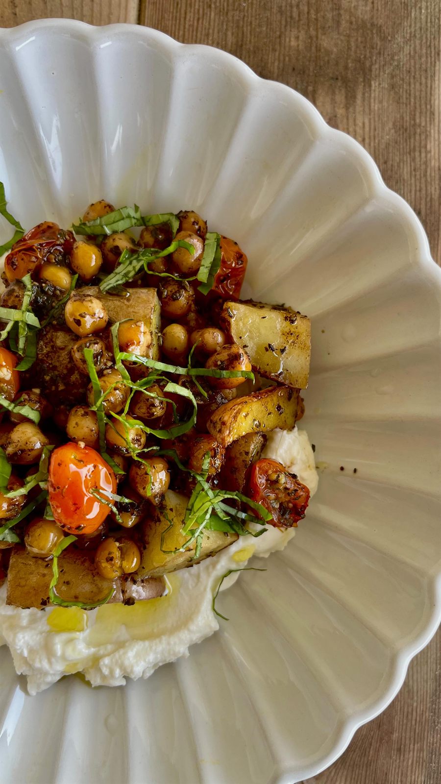 Pommes de terre rôties, tomates, pois chiches & ricotta