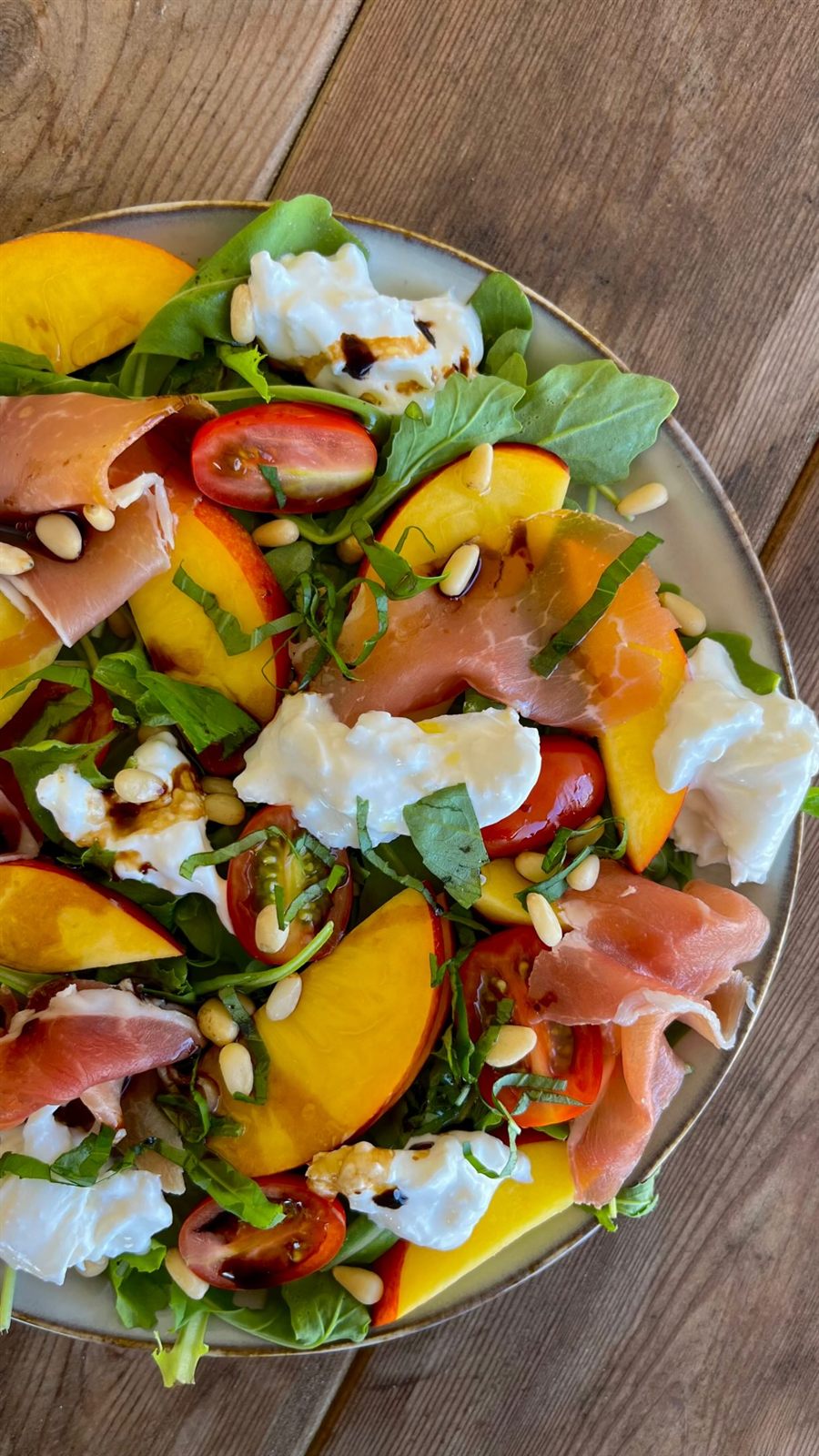 Salade fraîcheur nectarine, burrata & jambon cru