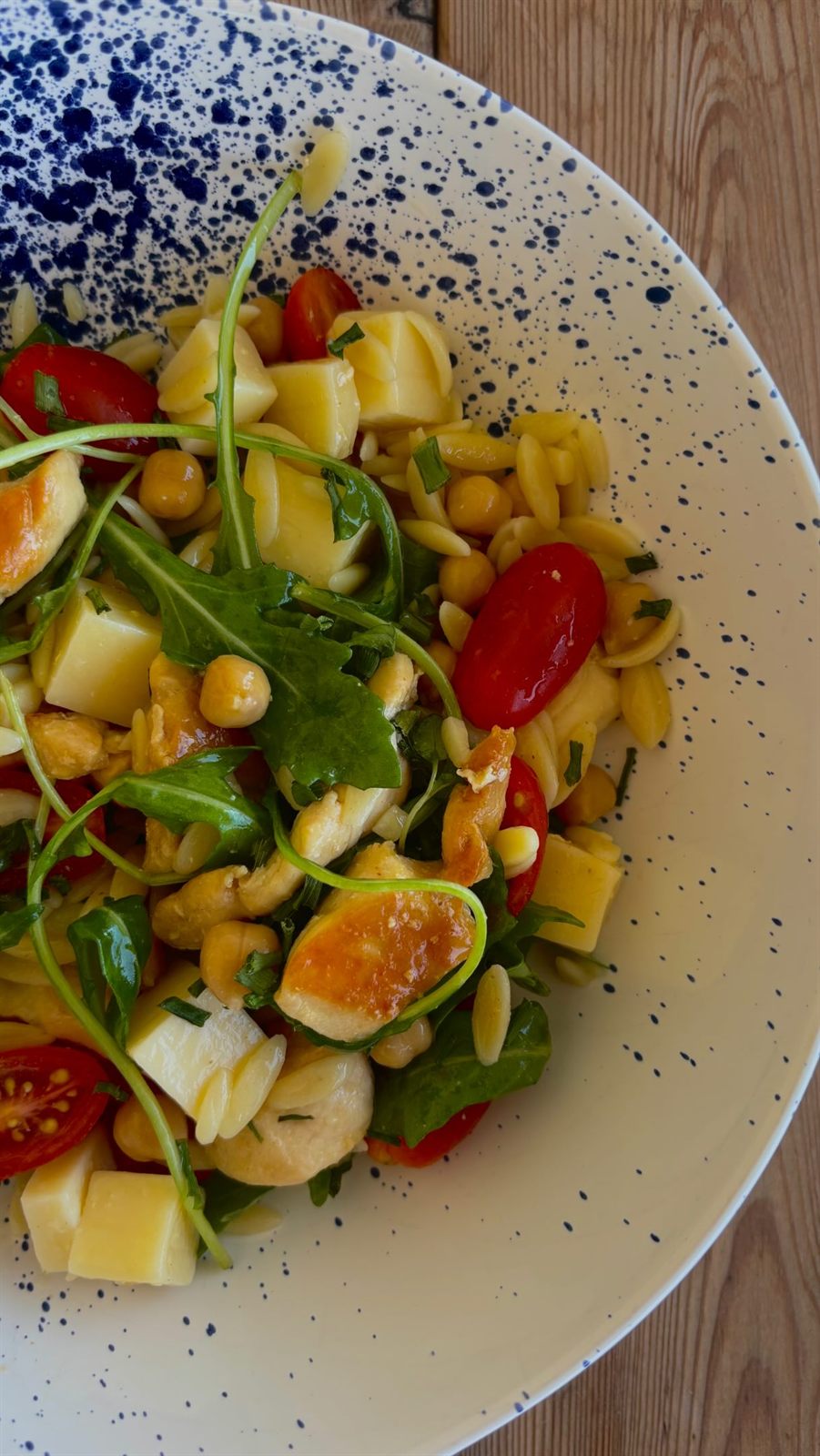 Salade d'orzo au poulet, pois chiches & roquette