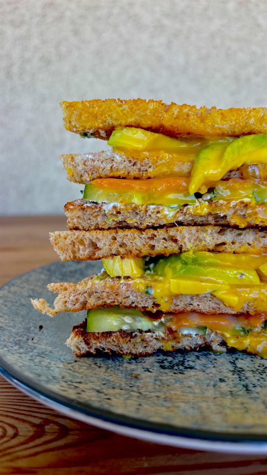 Sandwich saumon, avocat & œuf mollet